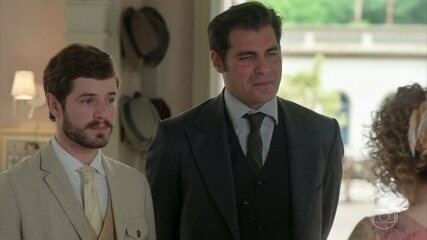 Darcy (Thiago Lacerda) e Camilo (Mauricio Destri) comemoram a parceria