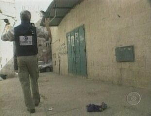 Reportagem de Caco Barcellos e Sergio Gilz sobre o dia a dia na frente de batalha entre palestinos e israelenses. Fantástico, 14/04/2002.