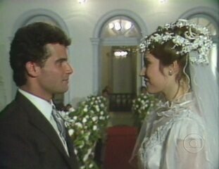 'Louco Amor' (1983): cena em que Lipe (Lauro Corona) se casa com Carla (Beth Goulart).