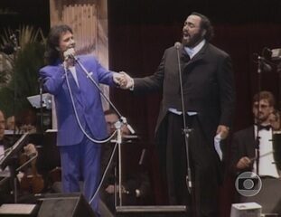 Roberto Carlos e Luciano Pavarotti cantam “Ave Maria”, de Gounod.