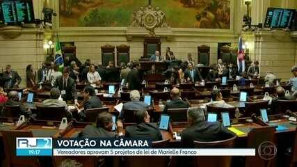 Câmara de Vereadores aprova cinco projetos de autoria de Marielle Franco. RJ2, 02/05/2018