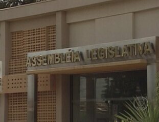 Reportagem de Eduardo Faustini sobre um caso de corrupção em Rondônia no qual deputados que pediam propina em troca de apoio político ao Governador Ivo Cassol, 'Fantástico', 15/05/2005.