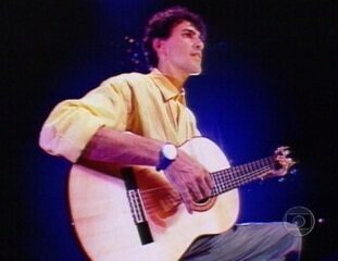 Caetano Veloso canta a música ‘Vaca Profana’, em apresentação para o ‘Fantástico', 29/06/1986.