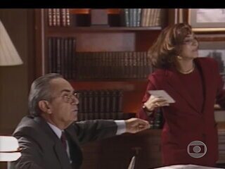 'Labirinto' (1998): Leonor (Betty Faria), esposa de Otacílio, entrega um bilhete para Ricardo (Antonio Fagundes). Os dois são amantes e marcam um encontro. 