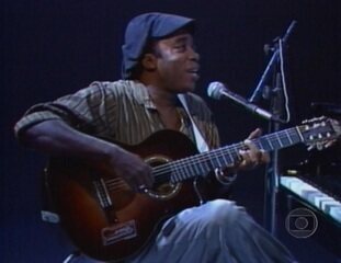 Simone e Milton Nascimento cantam “Eu Sei que Vou te Amar”.