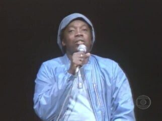 Milton Nascimento canta 'Nos Bailes da Vida' no Globo de Ouro de 31/12/1982