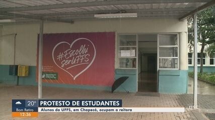 Estudantes protestam contra nomeação de reitor da UFFS, em Chapecó