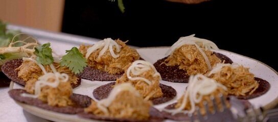 Taco de açaí recheado com carne de porco