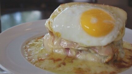 Aprenda a fazer a francesinha, delicioso sanduíche típico do Porto, em Portugal