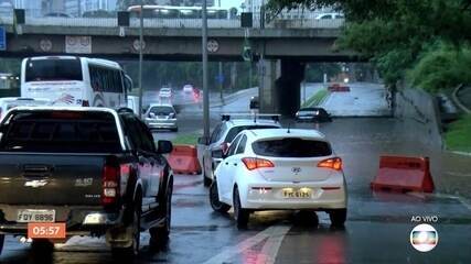 Avenidas importantes de SP ficaram interditadas por causa da chuva nesta segunda-feira