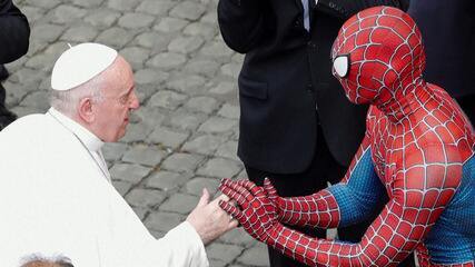 Vídeo: Homem-Aranha aparece em audiência com o papa