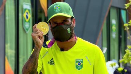 Ítalo Ferreira conquista a medalha de ouro no surfe e pede música no 'Fantástico'. 01/08/2021