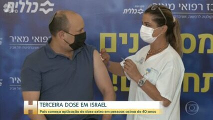 Primeiro-ministro de Israel, Naftali Bennet, recebe a terceira dose da vacina da Pfizer, como parte da campanha de reforço para conter a disseminação da variante Delta pelo país