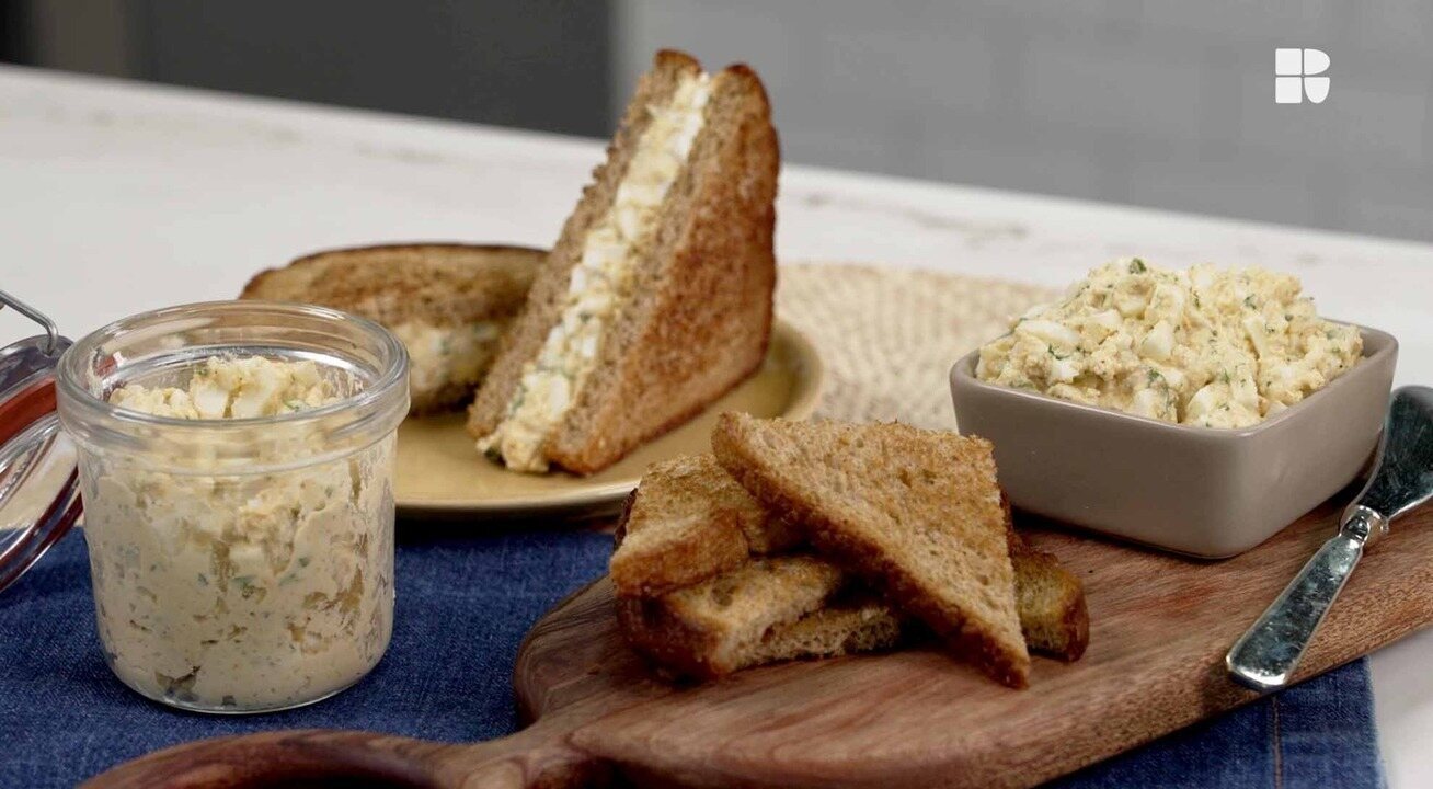 Como fazer pasta de ovo para sanduíche com maionese caseira, páprica defumada e outros temperos; receita low carb também pode ser servida com torradas; veja