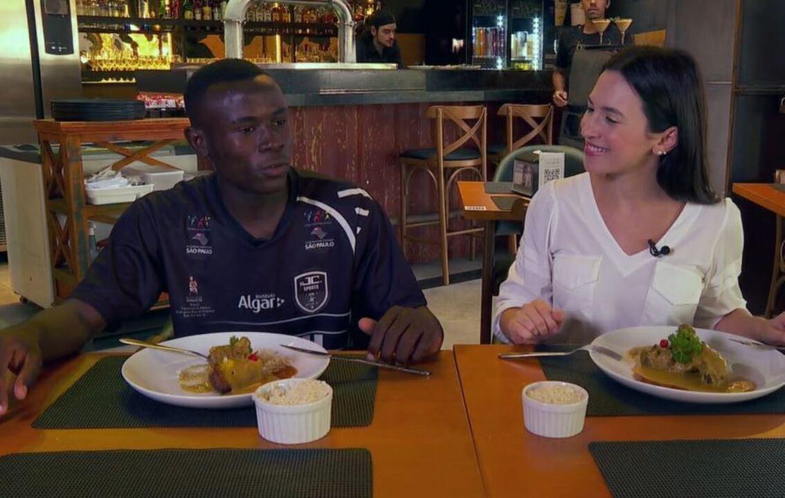 Culinária na Copa: Camaronês lembra da família ao saborear prato típico do país