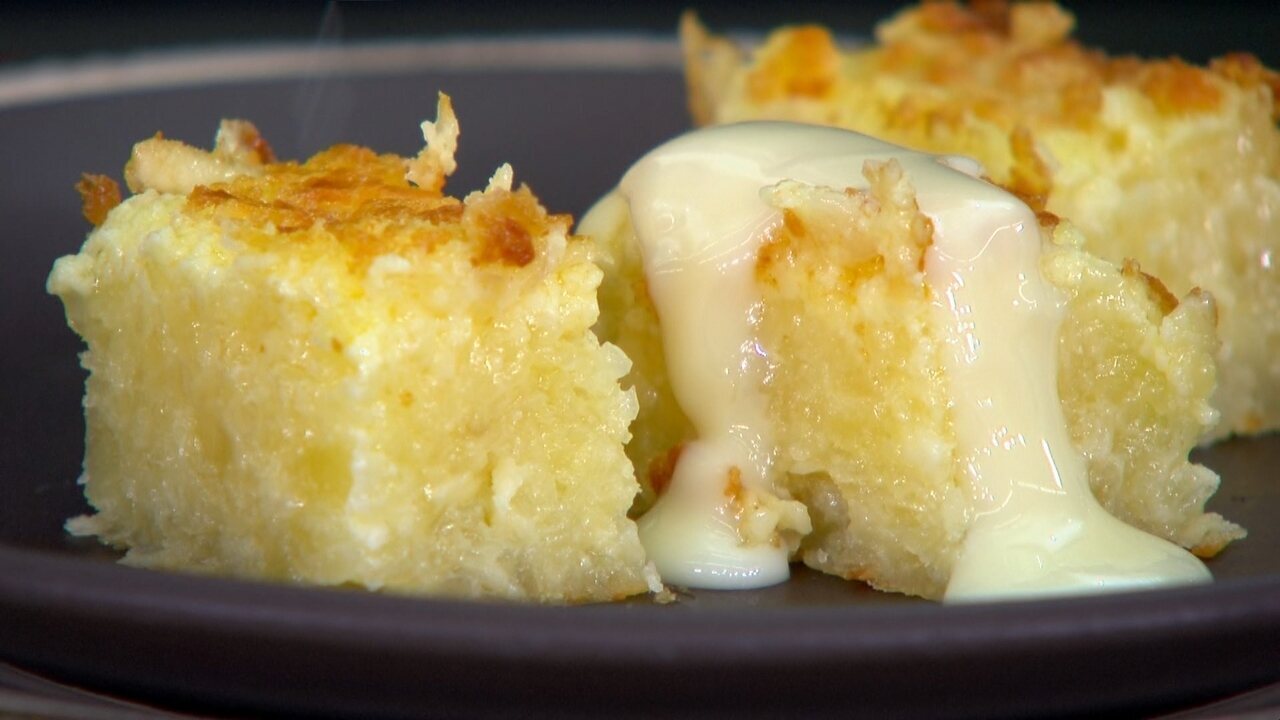 Bolo de mandioca fácil e sem glúten da Ana Maria Braga é ideal para comer no café da manhã ou lanche com uma xícara de café quentinho. Veja como fazer!