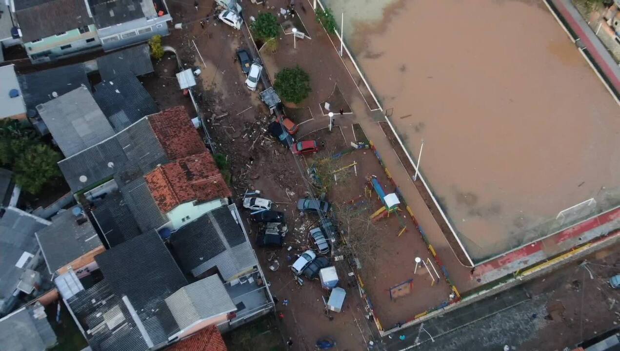 Imagens aéreas mostram destruição de comunidade após rompimento de reservatório em SC