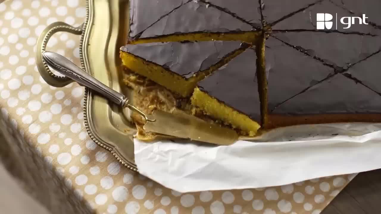 Bolo de cenoura com cobertura de chocolate