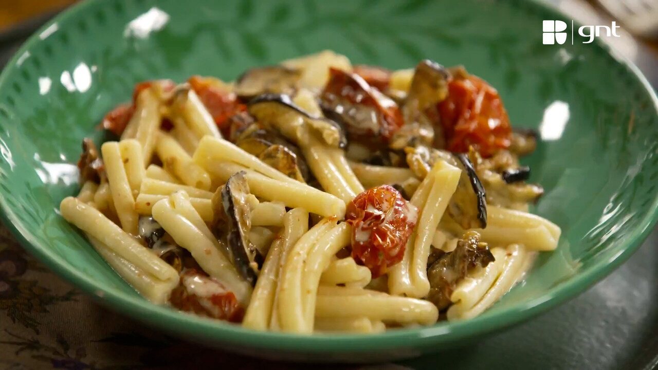 Macarrão com berinjela, tomate e nata