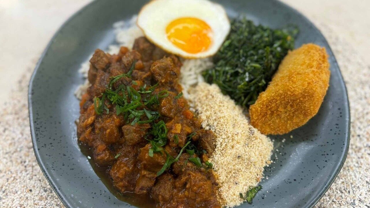 Picadinho de coxão mole com banana empanada