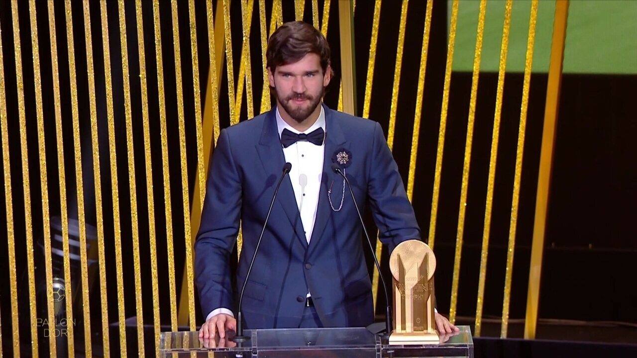 Alisson é eleito o goleiro do ano e recebe o Troféu Yashin