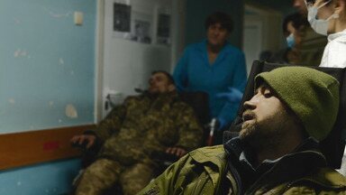 Documentarista entra em um hospital perto de Kiev que está recebendo soldados feridos - O documentarista Gabriel Chaim entrou em um hospital, perto de Kiev, que está recebendo soldados ucranianos feridos. Ele também registrou como civis e militares estão se preparando para defender a capital de uma possível invasão.