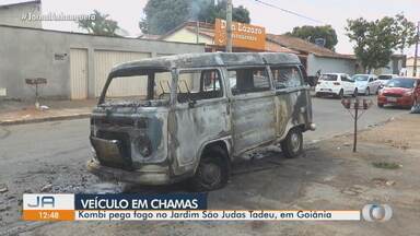 Kombi pega fogo Jardim São Judas Tadeu, em Goiânia - Incêndio provocou muita fumaça.