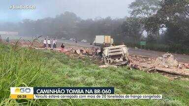 Caminhão com mais de 20 toneladas de frango tomba na BR-060 e carga é saqueada - Acidente foi no trecho de Alexânia.