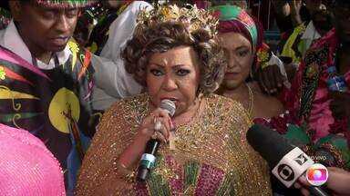 Alcione, homenageada da Mangueira, participa de esquenta da escola - "A negra voz do amanhã": Mangueira exalta trajetória de Alcione.