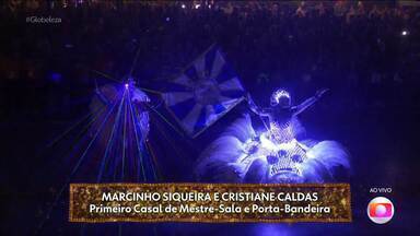 Apresentação de casal de mestre-sala e porta-bandeira tem jogo de luzes na Sapucaí - O casal Cris Caldas e Marcinho Siqueira traz em sua fantasia 4000 pixels de lâmpada nas duas roupas. As luzes consumiam 5 watts de energia, alimentados em baterias de lítio.