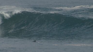 O Conservadorismo No Surfe Atual - Enquanto conserta sua prancha que quebrou durante uma série, Derek Hynd comenta suas opiniões sobre o atual surfe profissional e o conservadorismo no esporte.