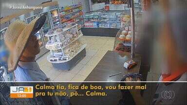 Armado, ladrão ‘consola’ atendente desesperada durante assalto a panificadora em Goiás - No vídeo, é possível ver que a atendente estava abalada e chorava enquanto entregava o dinheiro do caixa. Caso aconteceu em Planaltina, na região do Entorno do Distrito Federal.