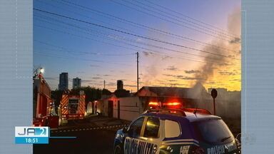 Incêndio atinge casa em Rio Verde e deixa casal ferido - Fogo começou em carregador de celular.