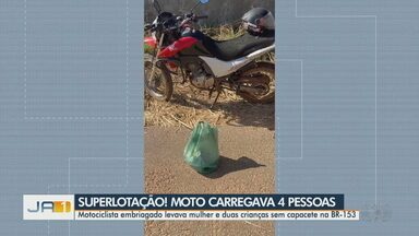 Polícia flagra motociclista com três passageiros em cima da moto, na BR-153, em Uruaçu - Motociclista embriagado levava mulher e duas crianças sem capacete.