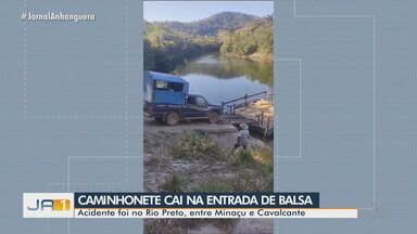 Caminhonete cai em balsa no Rio Preto, entre Minaçu e Cavalcante - Prancha de acesso escorregou e o veículo ficou pendurado.