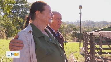 Netos prepararam festa surpresa na chácara dos avós em Goiânia e história viraliza - Vovô "Toin" e vovó Leontina ganharam uma festa com bastante carinho e amor em comemoração ao Dia dos Avós.