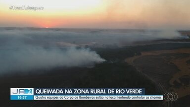 Bombeiros combatem fogo na zona rural de Rio Verde - Quatro equipes do Corpo de Bombeiros estão no local tentando controlar as chamas.