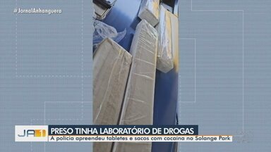 Jovem é preso suspeito de ter laboratório para fazer drogas, em Goiânia - Polícia apreendeu tabletes e sacos com cocaínas no bairro Solange Park.