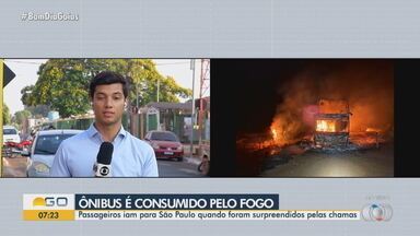 Ônibus é consumido por fogo em Caçu - Passageiros iam para São Paulo quando foram surpreendidos pelas chamas.