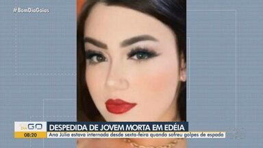 Jovem morta com golpes de espada é enterrada em Edéia - Ana Júlia estava internada desde sexta-feira quando sofreu golpes de espada.