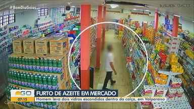 Homem é flagrado furtando vidros de azeite em supermercado - Homem leva dois vidros escondidos dentro da calça.