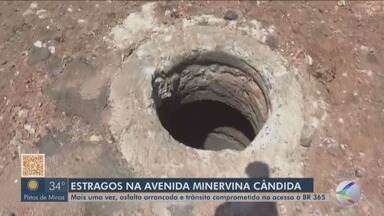 Asfalto é arrancado na Avenida Minervina Cândida após chuva em Uberlândia - Trânsito no local segue comprometido nesta segunda-feira (30).