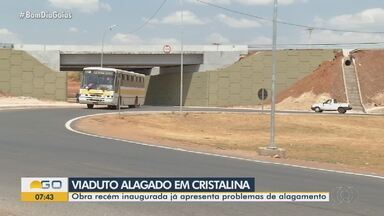 Motoristas relatam alagamento em viaduto da BR-050, em Cristalina - Segundo motoristas, situação provoca dificuldades para atravessar o viaduto.