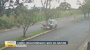 Carro desgovernado invade canteiro central de uma avenida e bate em árvore - As câmeras de segurança registraram o acidente que aconteceu em Jataí.