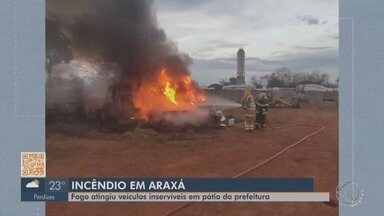 Fogo atinge veículos inservíveis em pátio da Prefeitura de Araxá - Incêndio começou em lote vago e se espalhou para o pátio.