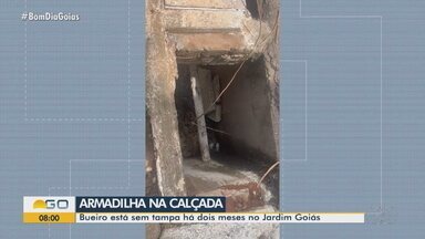 Telespectador denuncia bueiro sem tampa em rua de Goiânia - Bueiro está sem tampa há dois meses no Jardim Goiás.