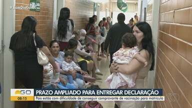 Pais reclamam que não conseguem atualizar cartão de vacina dos filhos, em Goiânia - Secretária Municipal de Educação cobra declaração para efetivar ou renovar matrículas.