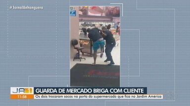 Briga assusta clientes de supermercado de Goiânia - O segurança de um supermercado, que fica no Jardim América, troca vários socos e empurrões com o cliente.