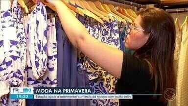 Primavera ajuda a movimentar comércio de roupas na região - Estação traz mais cores e estampas, atraindo consumidores.