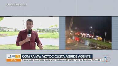 Agentes da SMT são agredidos em Senador Canedo - Um deles chegou a ser agredido pelo motociclista furioso, que tinha uma garrafa de vidro quebrada e um capacete nas mãos.